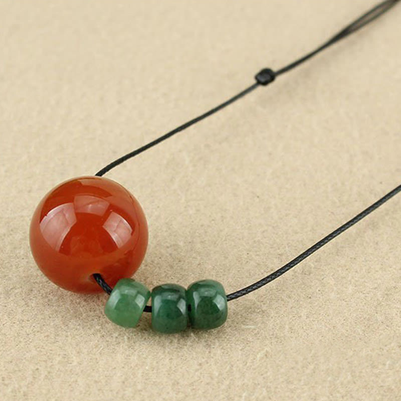 Collier pendentif en cuir avec perles de rocaille Bodhi vertes et Buddha Stones en agate rouge et aventurine verte