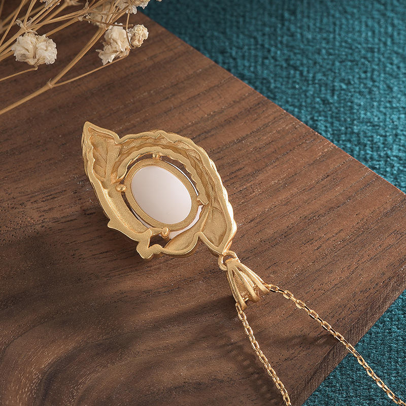 Collier pendentif en cuivre et jade blanc avec paon et bénédiction