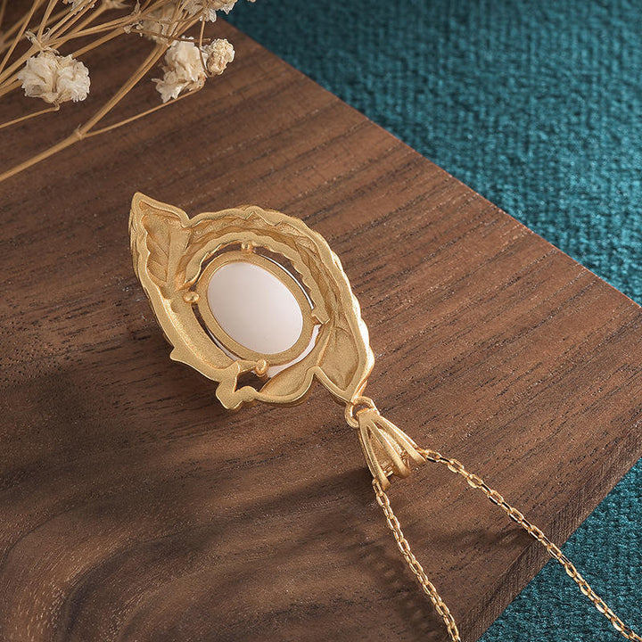 Collier pendentif en cuivre et jade blanc avec paon et bénédiction