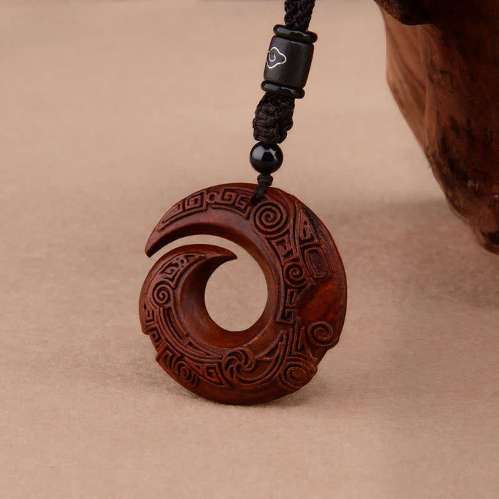 Buddha Stones Petite Feuille Bois de Santal Rouge Bois d'Ébène La Chance Améliore Le Motif de Conception Collier Pendentif de Protection