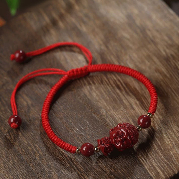 Bracelet en cordon avec amulette de bénédiction en cinabre et Buddha Stones du zodiaque chinois
