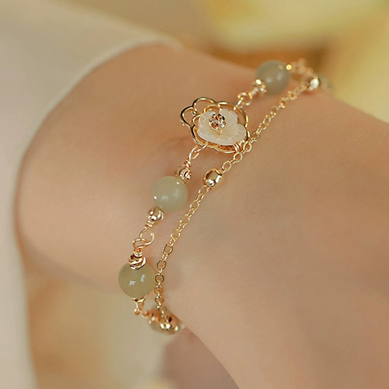 Bracelet porte-bonheur double couche en jade plaqué or 14 carats avec papillon et fleur de pierre Tridacna de Buddha Stones