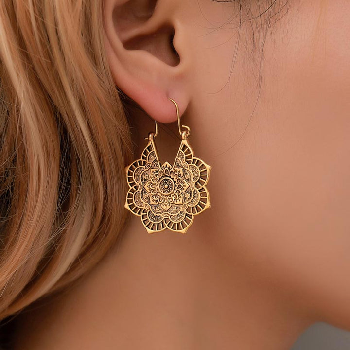 Boucles d'oreilles pendantes en cuivre avec gravure de lotus tibétain et Buddha Stones - image 5