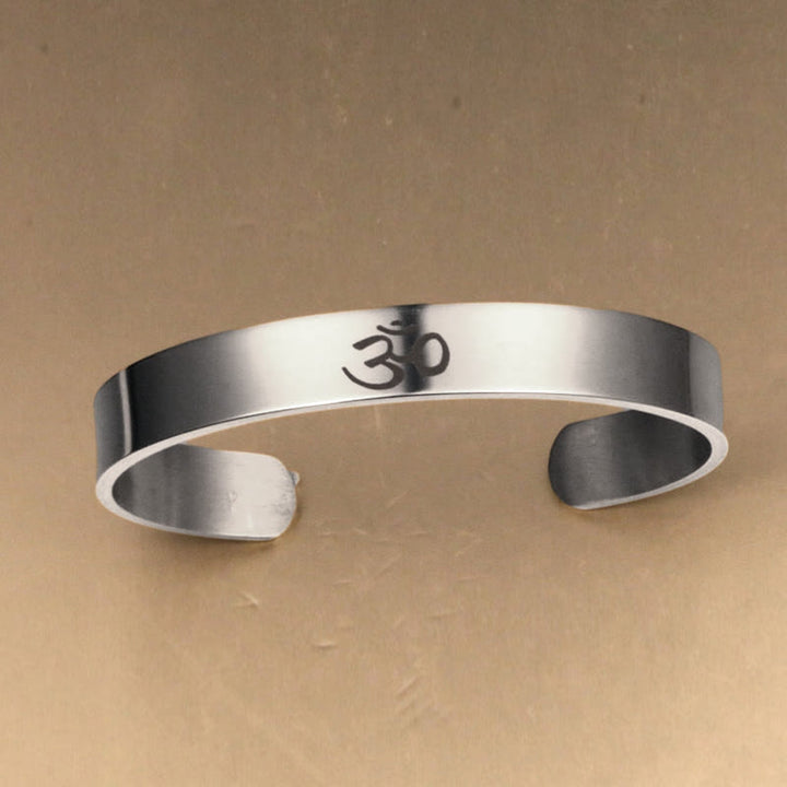 Bracelet manchette tibétain avec Buddha Stones et symbole OM