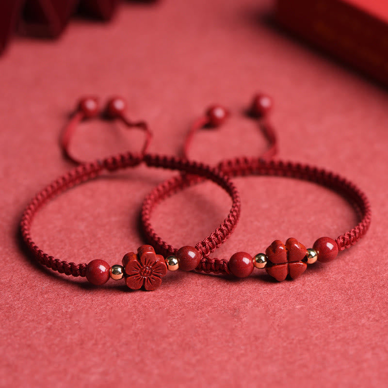 Bracelet en fil rouge avec trèfle à quatre feuilles et fleur à cinq pétales en cinabre et bénédiction de Buddha Stones