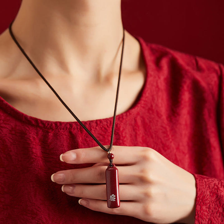 Collier avec pendentif en corde de protection et amulette en cinabre du zodiaque chinois