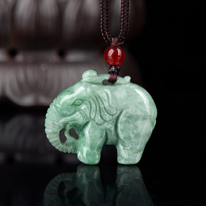 Collier avec pendentif porte-bonheur en jade éléphant