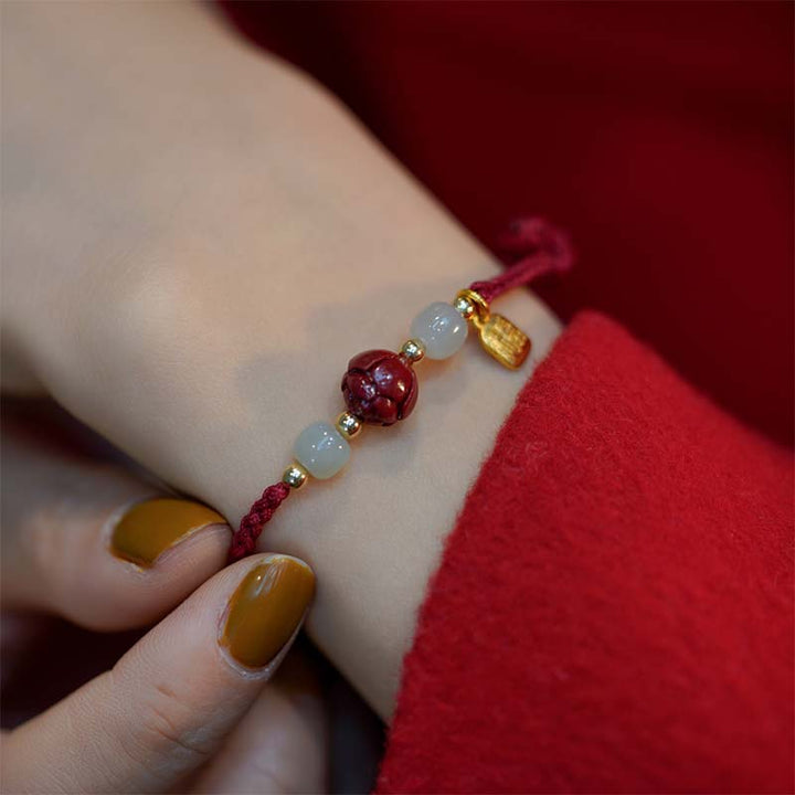 Bracelet tissé en fil rouge calme avec Buddha Stones, jade cinabre et lotus