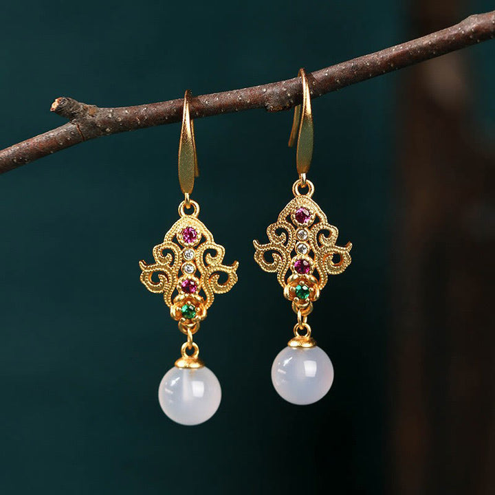 Boucles d'oreilles pendantes en calcédoine ronde plaquées or 24 carats de Buddha Stones