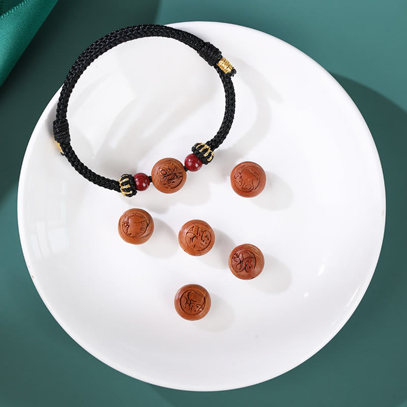Bracelet de richesse en bois de pêche naturel Buddha Stones et caractère Fu du zodiaque chinois sculpté en cinabre