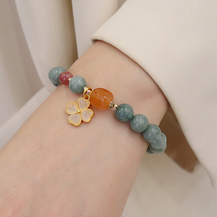Bracelet de prospérité avec breloque en trèfle à quatre feuilles en jade et Buddha Stones
