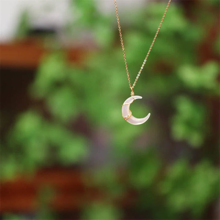 Collier pendentif en forme de croissant de lune en pierre naturelle de Tridacna de Buddha Stones