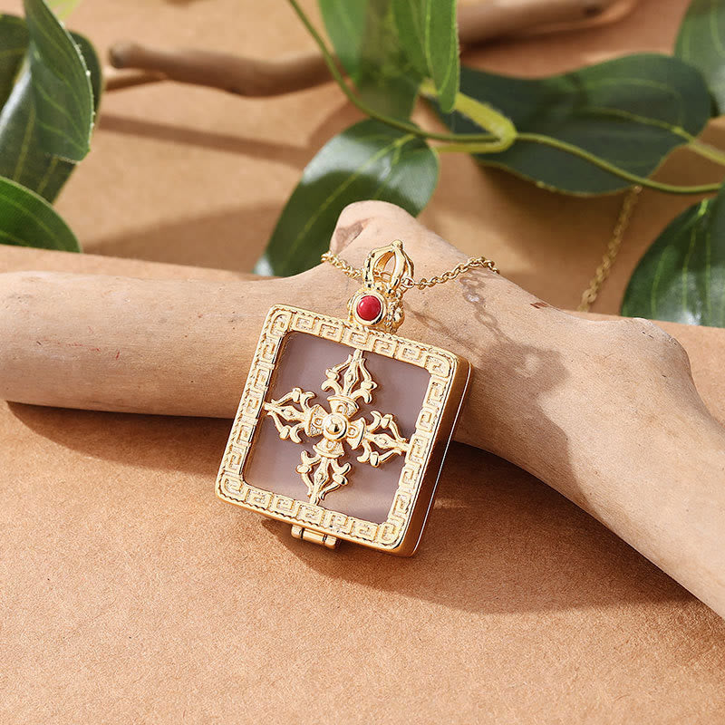 Collier avec pendentif porte-bonheur en jade blanc plaqué or 24 carats et double Dorje
