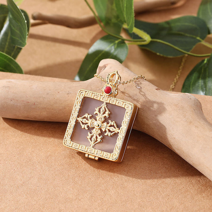 Collier avec pendentif porte-bonheur en jade blanc plaqué or 24 carats et double Dorje