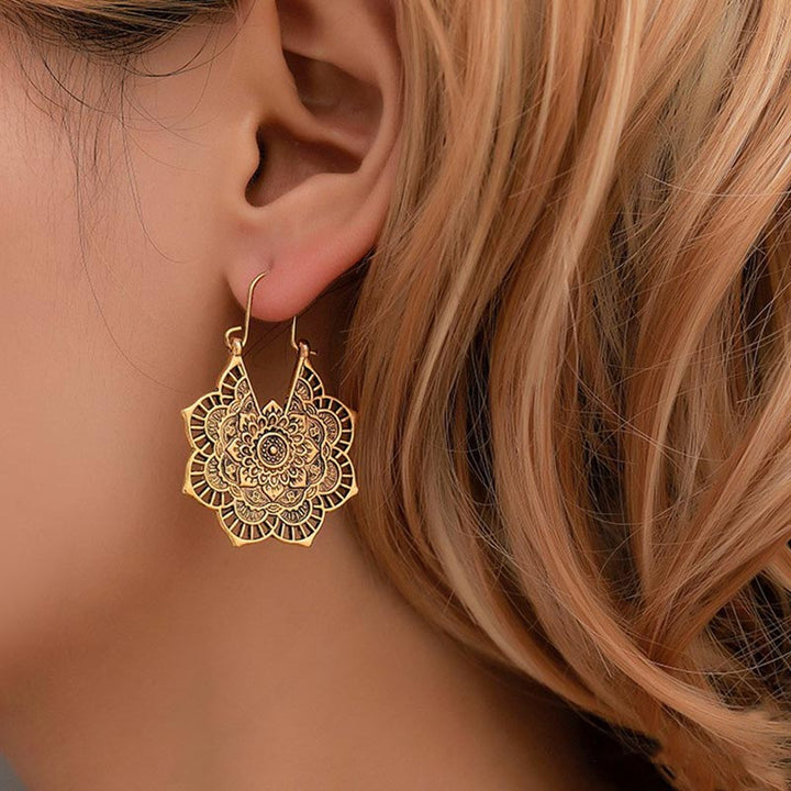 Boucles d'oreilles pendantes en cuivre avec gravure de lotus tibétain et Buddha Stones - image 3