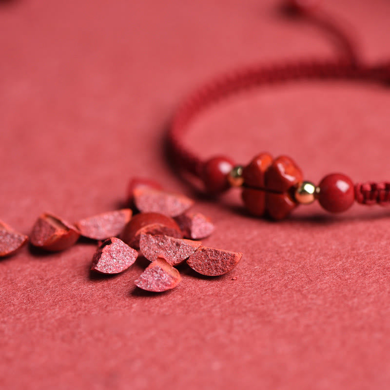 Bracelet en fil rouge avec trèfle à quatre feuilles et fleur à cinq pétales en cinabre et bénédiction de Buddha Stones