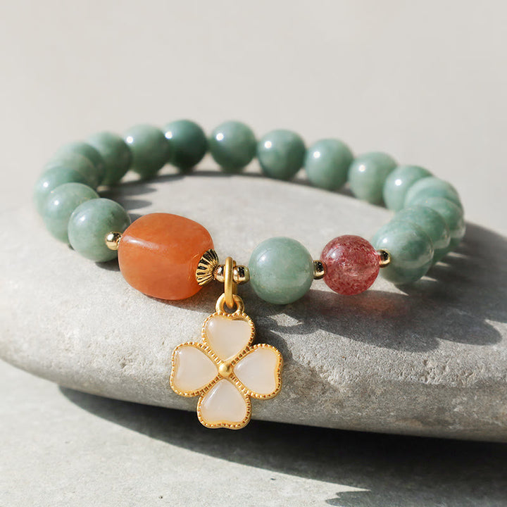 Bracelet de prospérité avec breloque en trèfle à quatre feuilles en jade et Buddha Stones
