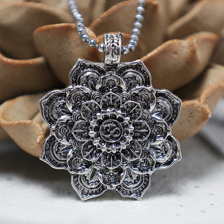 Collier pendentif tibétain avec bénédiction du lotus et Buddha Stones