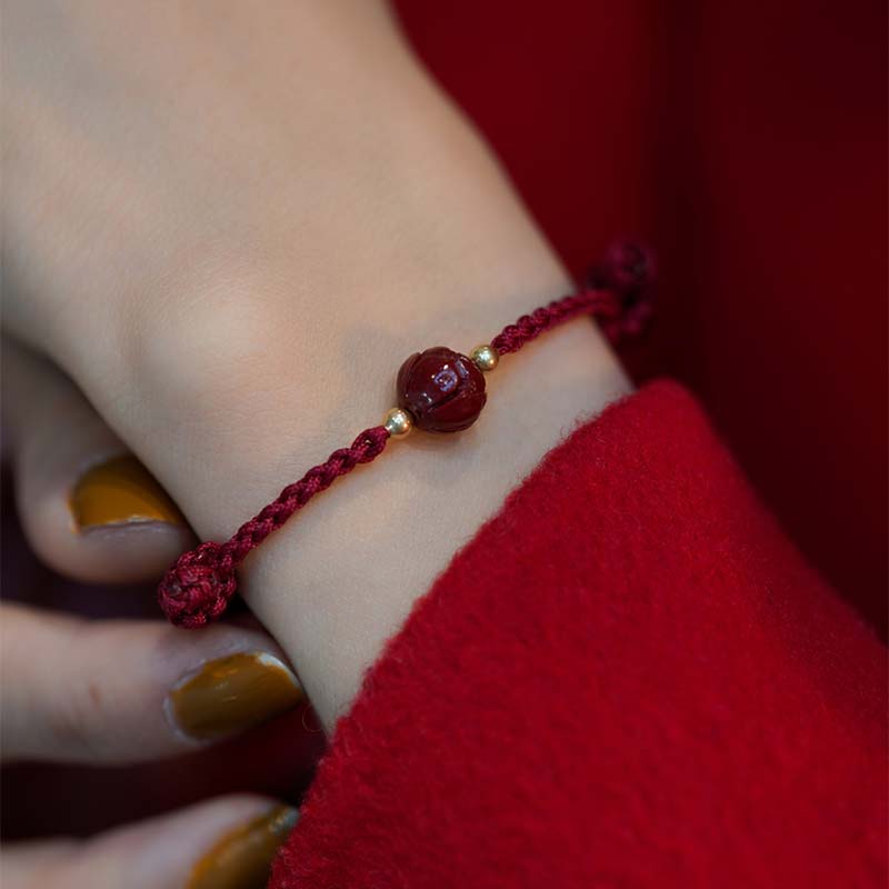Bracelet tissé en fil rouge calme avec Buddha Stones, jade cinabre et lotus