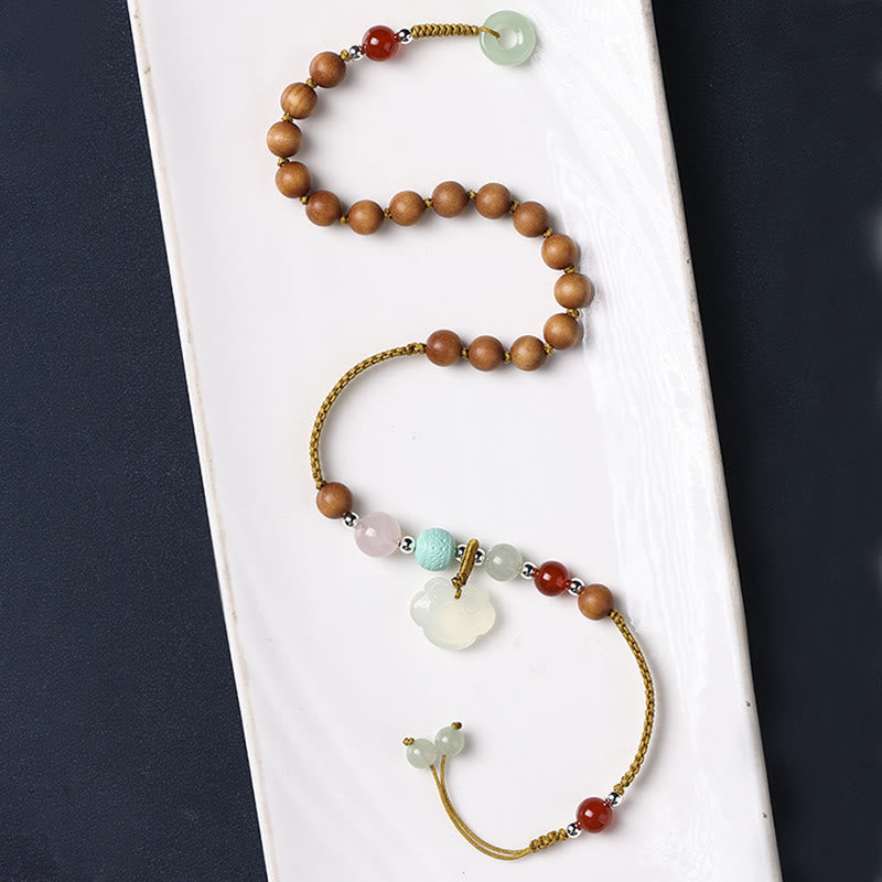 Bracelet double tour apaisant avec breloque en forme de boucle de paix et de bois de santal vert et calcédoine de Buddha Stones