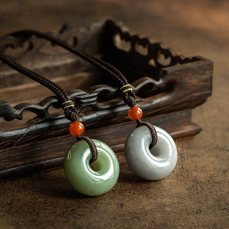 Collier pendentif porte-bonheur en jade gris rond naturel Buddha Stones
