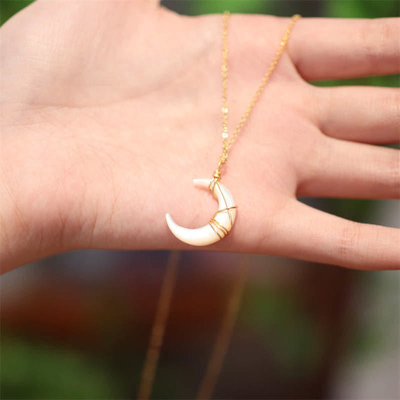 Collier pendentif en forme de croissant de lune en pierre naturelle de Tridacna de Buddha Stones