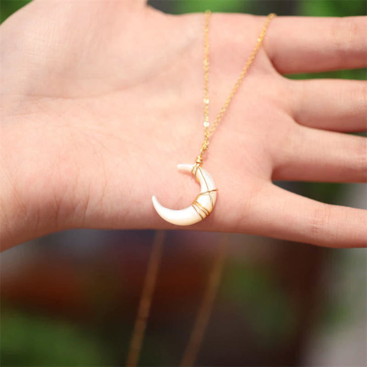 Collier pendentif en forme de croissant de lune en pierre naturelle de Tridacna de Buddha Stones