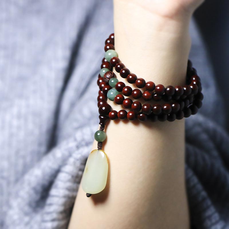 Bracelet de méditation Mala tibétain en jade et bois de santal rouge à petites feuilles avec Buddha Stones