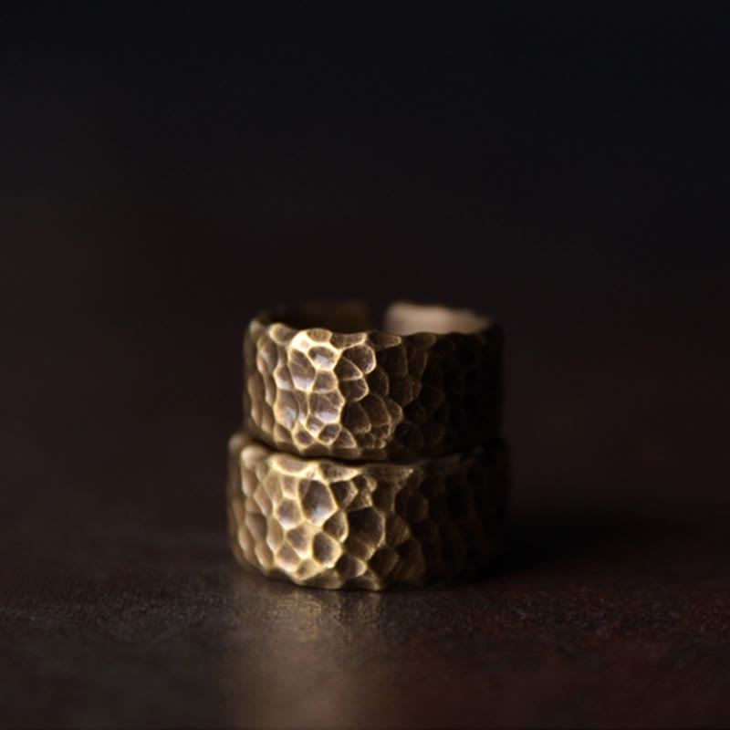 Bague porte-bonheur tibétaine en laiton et cuivre avec motif texturé bosselé