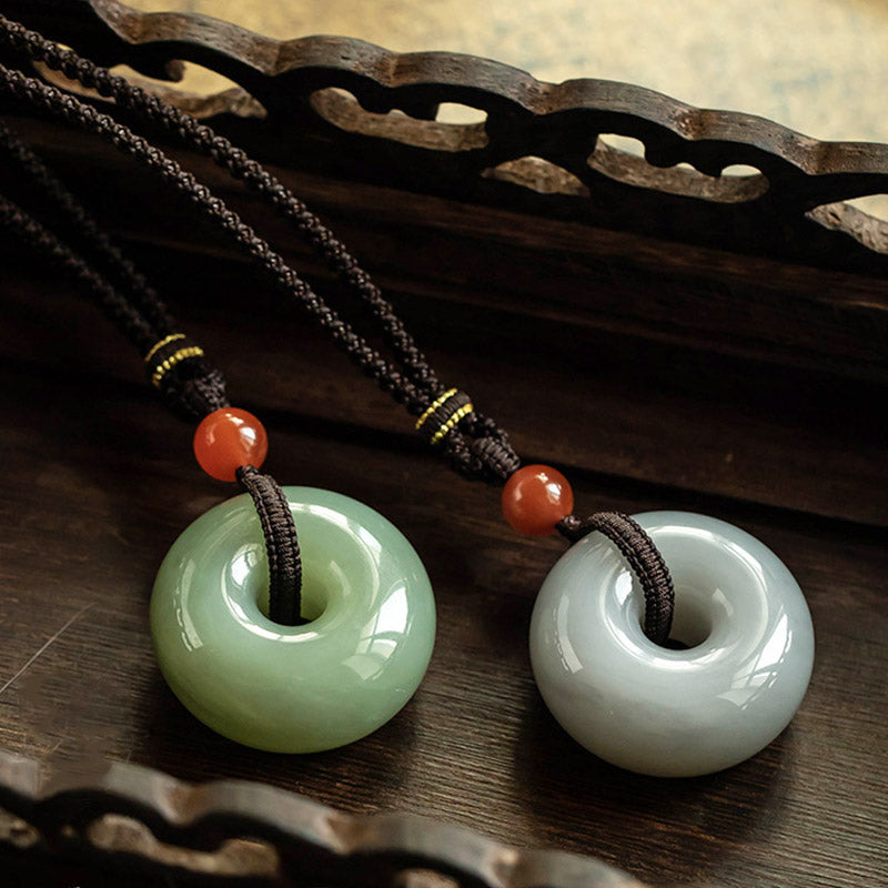 Collier pendentif porte-bonheur en jade gris rond naturel Buddha Stones