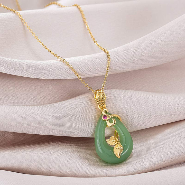 Collier pendentif porte-bonheur en jade à motif ovale avec Buddha Stones