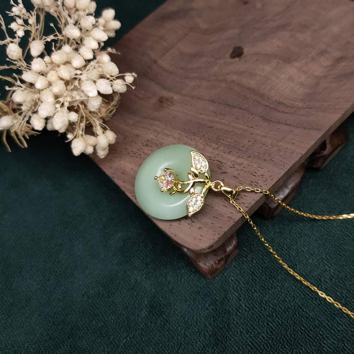 Collier pendentif en chaîne Buddha Stones en forme de feuille de jade ronde et porte-bonheur