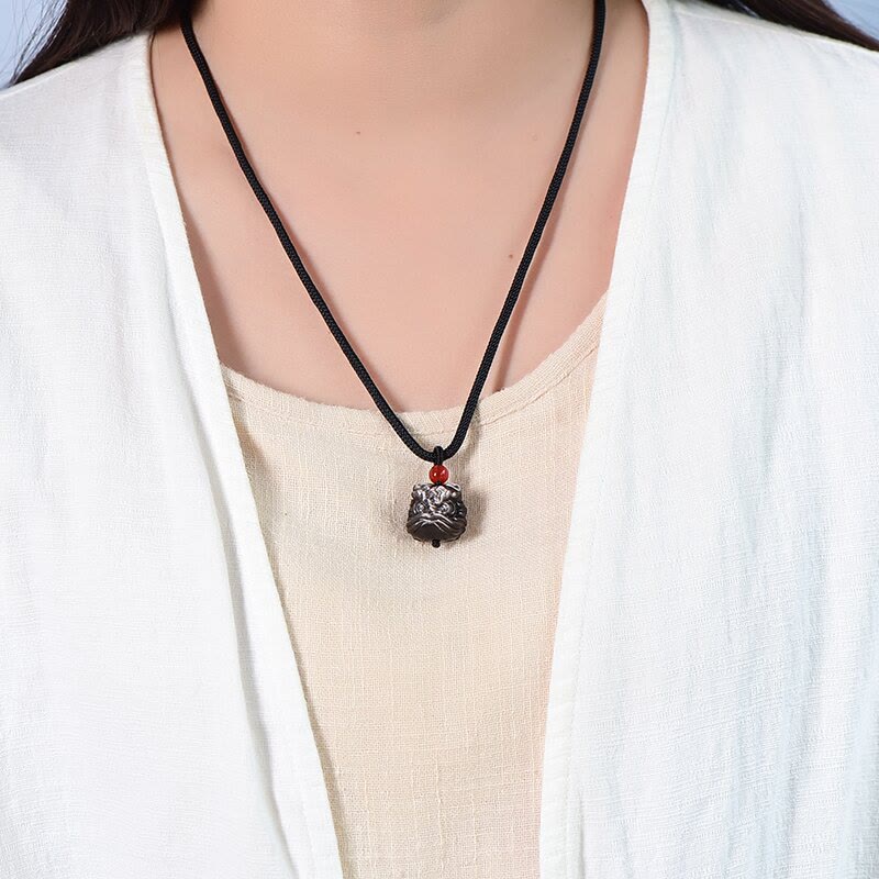 Buddha Stones en obsidienne naturelle argentée et brillante représentant un lion dansant et une protection