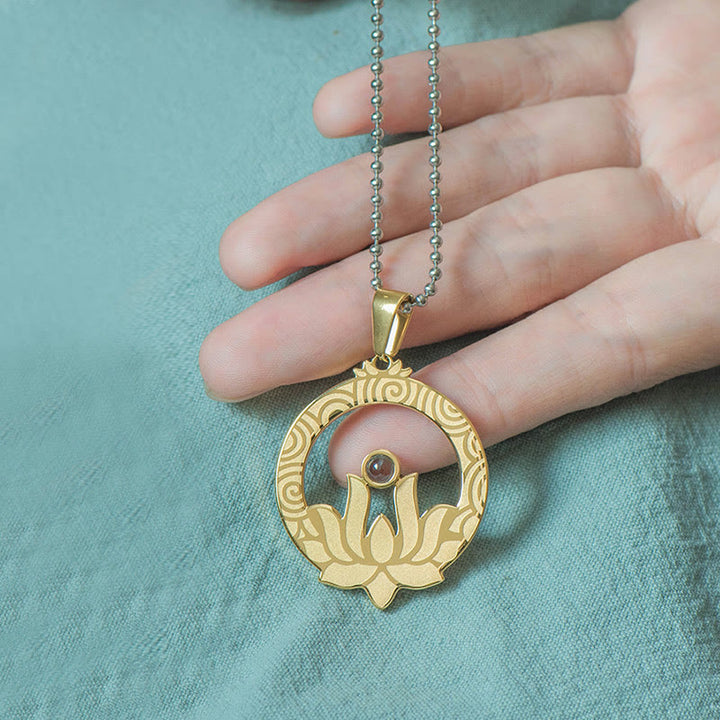 Collier pendentif mantra Shurangama avec projection d'illumination en acier titane et pierres de Buddha Stones Lotus