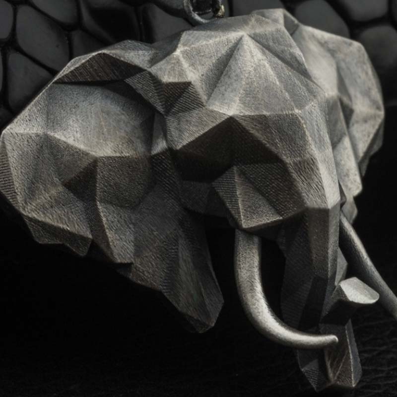 Collier pendentif en acier titane et étain éléphant