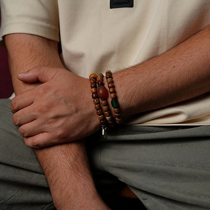 Bracelet triple tour en perles d'ambre et dzi tibétaines en Buddha Stones et graines de Bodhi, perles d'agate et de déesse de la richesse Zakiram