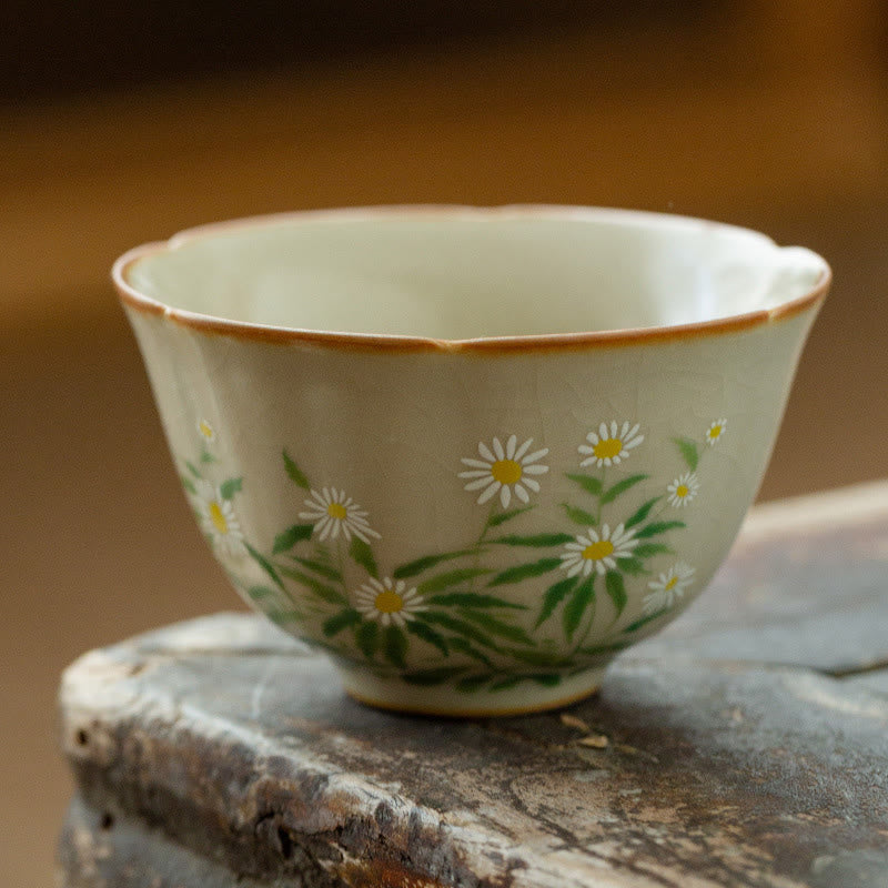 Tasse à thé en céramique avec Buddha Stones et fleurs de pêcher et marguerites