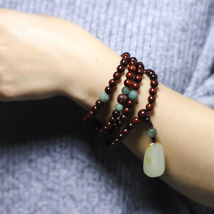Bracelet de méditation Mala tibétain en jade et bois de santal rouge à petites feuilles avec Buddha Stones