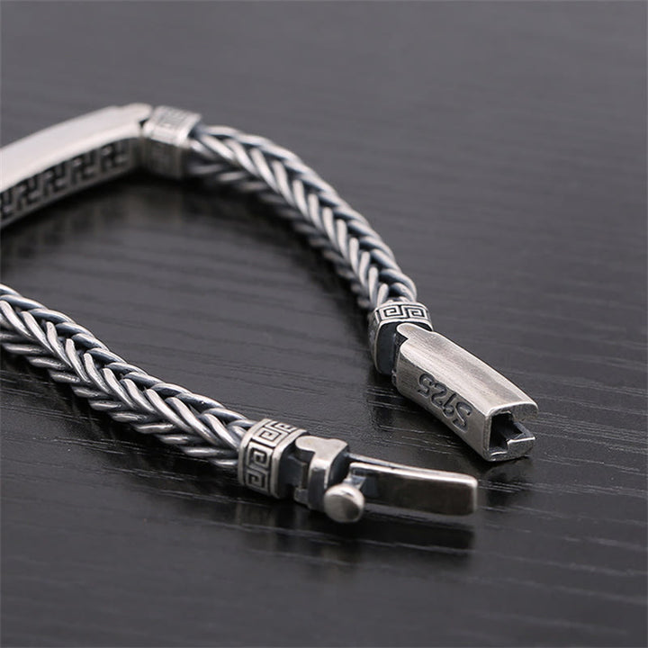 Bracelet porte-bonheur gravé avec motif svastika