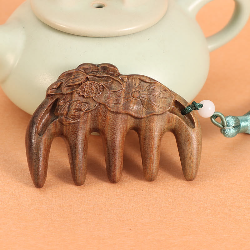 Peigne à pompon apaisant gravé en bois de santal vert et fleurs de prunier, lotus, poisson koï