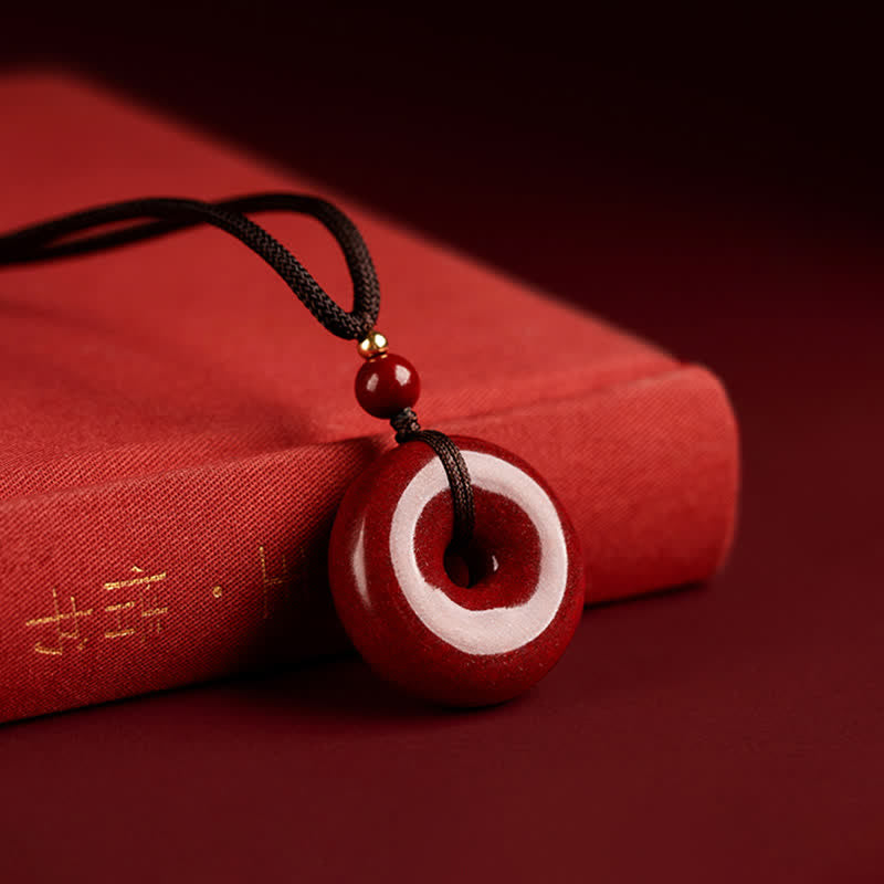 Collier avec pendentif en pierre de cinabre et boucle de paix en Buddha Stones