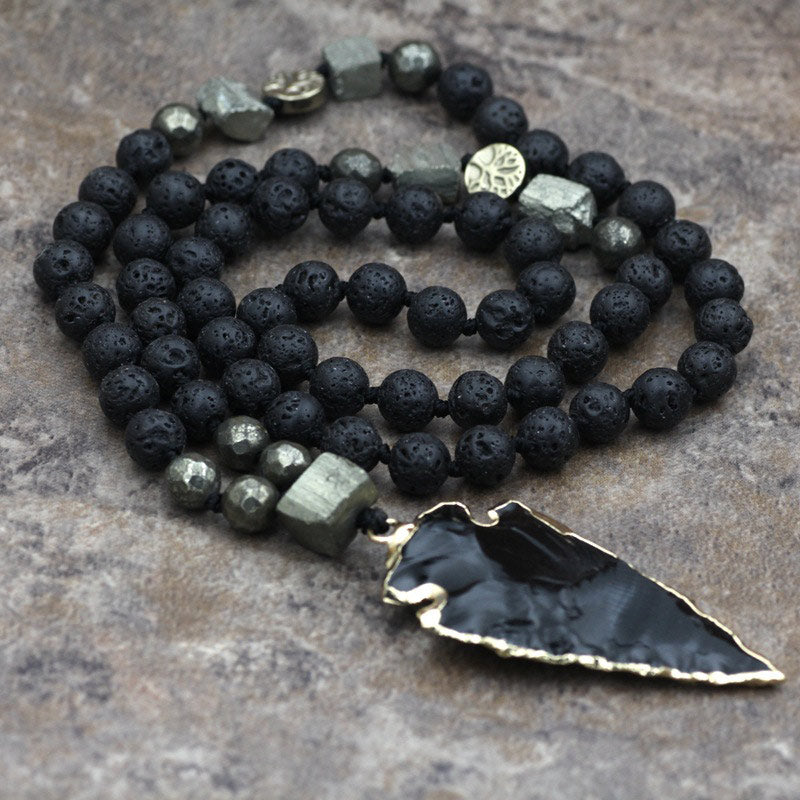 Collier avec pendentif en forme de flèche en pierre de lave naturelle et Buddha Stones