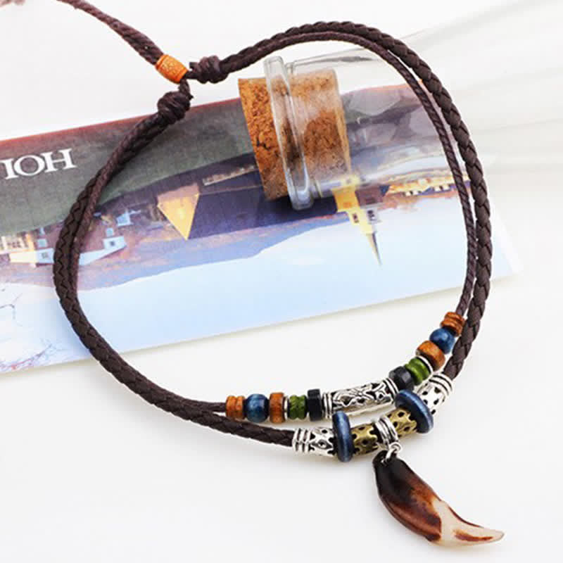 Collier avec pendentif en perles à motif de dents de loup ethniques