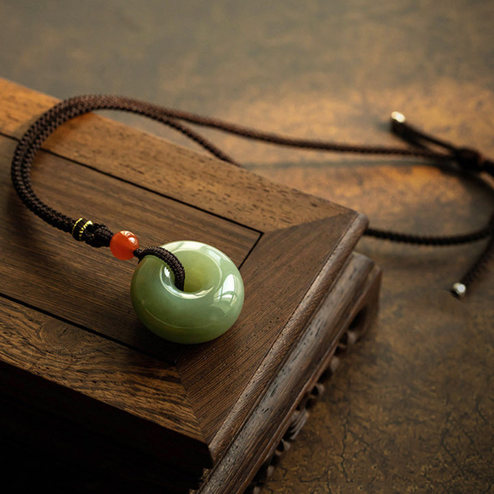 Collier pendentif porte-bonheur en jade gris rond naturel Buddha Stones