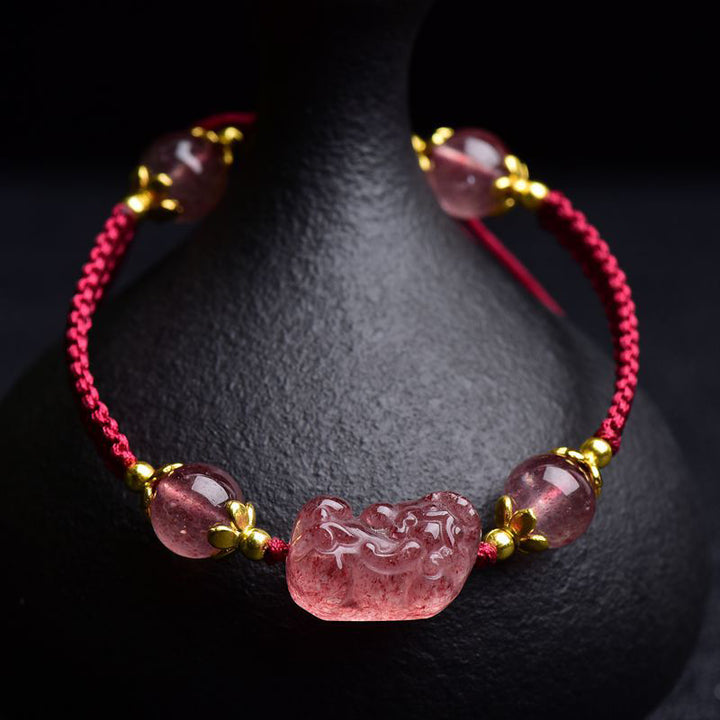 Bracelet porte-bonheur en fil rouge avec breloque Pixiu en cristal naturel de fraise de Buddha Stones