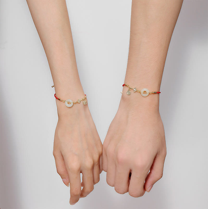 Bracelet en corde rouge avec boucle de paix en jade Hetian plaqué or 18 carats et Buddha Stones