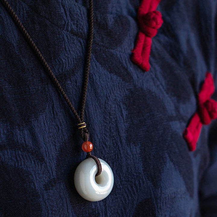 Collier pendentif porte-bonheur en jade gris rond naturel Buddha Stones