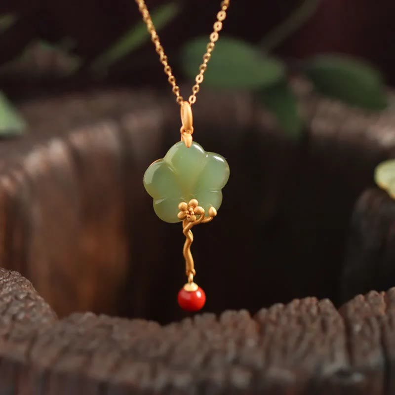 Collier pendentif de prospérité en jade et agate rouge vintage en fleur de prunier