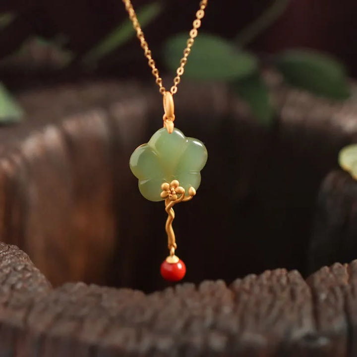 Collier pendentif de prospérité en jade et agate rouge vintage en fleur de prunier