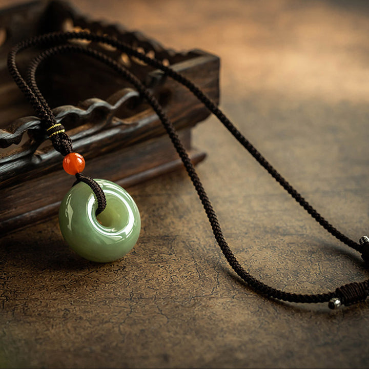 Collier pendentif porte-bonheur en jade gris rond naturel Buddha Stones